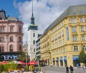 Megnézzük a Károly hidat, a Hradzsint, az Óratornyot, sétálunk a Vencel téren, de szabadprogramra is lehetőség van. Napközben egy kb.