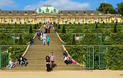 3-órás buszos kirándulást teszünk 3 megállóval - Cecilienhof, Sanssouci-kastély terasza, Újpalota. Utána Berlin nyugati részének nevezetességeit látogatjuk meg.