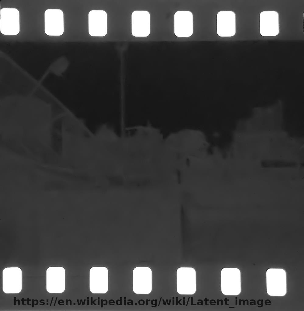 Analóg felvétel utófeldolgozása fotólaborban, sötétkamrában történik, vegyszerek használatával (a film előhívása, fixálása folyamatát, az ezüsthalogenid szemcsék sorsát, alakulását szemlélteti az