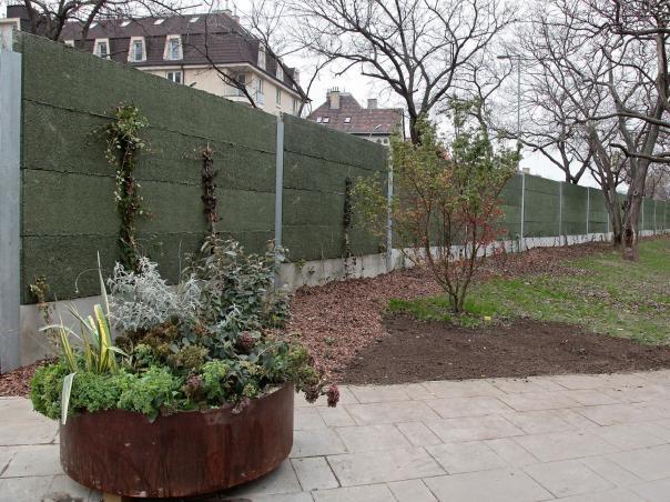 41 b) Budapest XII. kerület BAH csomópont környezete (Avar utca BAH csomópont felüljáró között, hossz kb. 120 m). 3.1.5 ábra: A Csörsz park szélén felállított zajárnyékoló fal (2018.