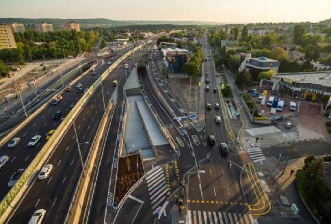 található, amelynek zaj elleni védelmét 3-4,5 m magas