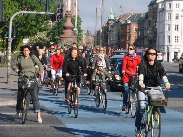 Alapelvek Ha a városi kerékpározást segíteni akarjuk, akkor 10%-ban kell kerékpározással foglalkoznunk és 90%-ban az autózással.