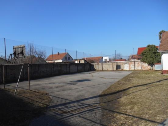 A bontandó étkezde és a mellette lévő udvar Nézet a József A.