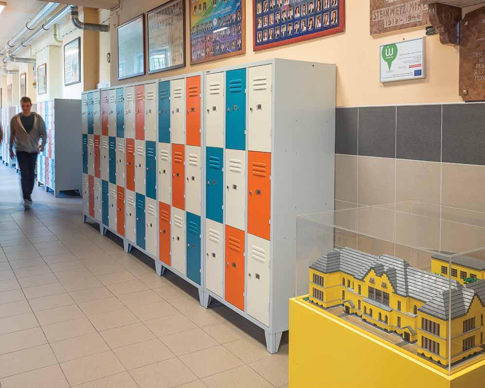 59 Sztehlo Gábor Evangélikus Óvoda, Általános Iskola és Gimnázium Budapest Vicziánné Sallai Ildikó igazgató Hagyományokat ápoló, de e mellett egyre modernebbé váló iskolánkban szeretnénk, ha a