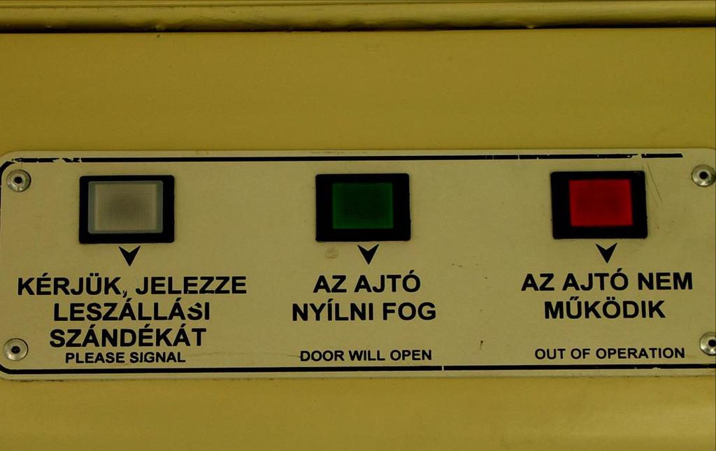 A motorkocsi ajtóit egyedi elektronikus berendezések vezérlik.