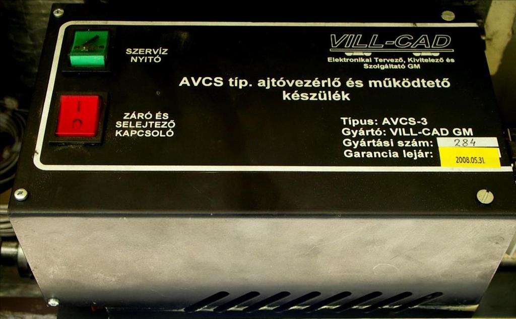 A vezető a vezetőasztalon elhelyezett ajtónyitás vagy engedélyezés világító nyomógombbal az adott oldali ajtók központi nyitását vezérli.