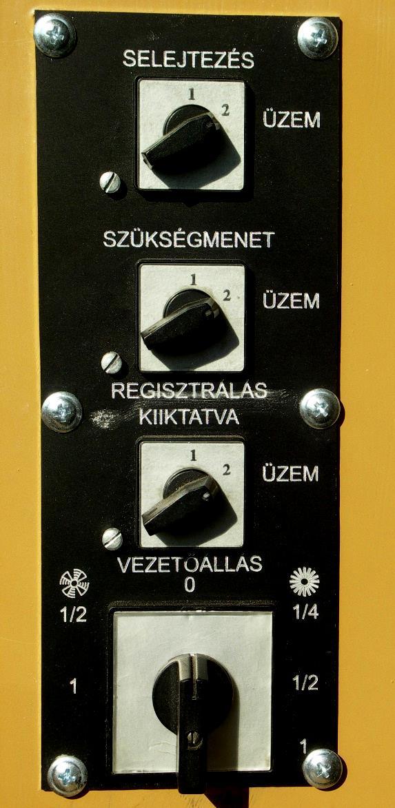 12.8. Vezetőfülke oszloppanel Selejtező kapcsoló Ha az adott kocsi hajtásrendszere vagy annak részegysége meghibásodik, a selejtező kapcsoló "Üzem" (Be) állásából "Selejtezés" (Ki) állásba történő