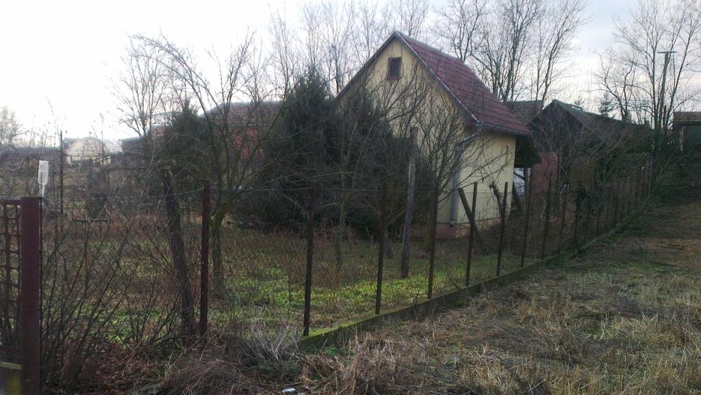 Hétvégi házak védelme A hétvégi házak, nyaralók - a lakott területtõl való távolság miatt - teljesen kiszolgáltatottak a bûnözõknek.