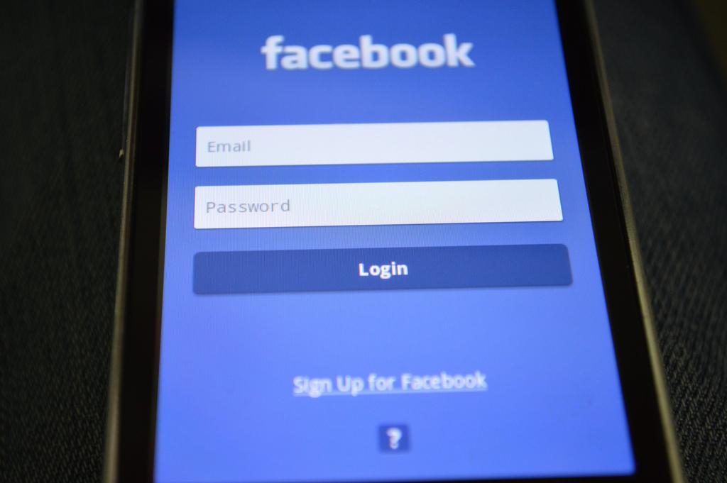 INTERNETBIZTONSÁG GYEREKEKNEK Beszélgessenek el a gyermekekkel az internet hasznos használatának lehetőségeiről és példákkal illusztrálva hívják fel a gyerekek figyelmét a káros weboldalak