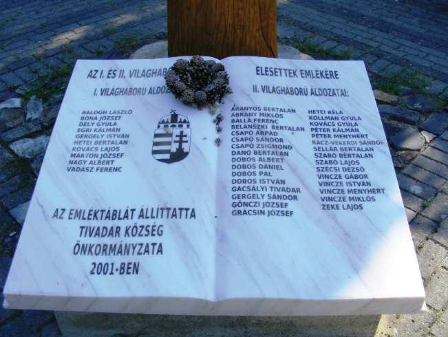 Itt a parkban kapott helyet a 2000-ben állított Millenniumi Emlékoszlop, valamint a következő