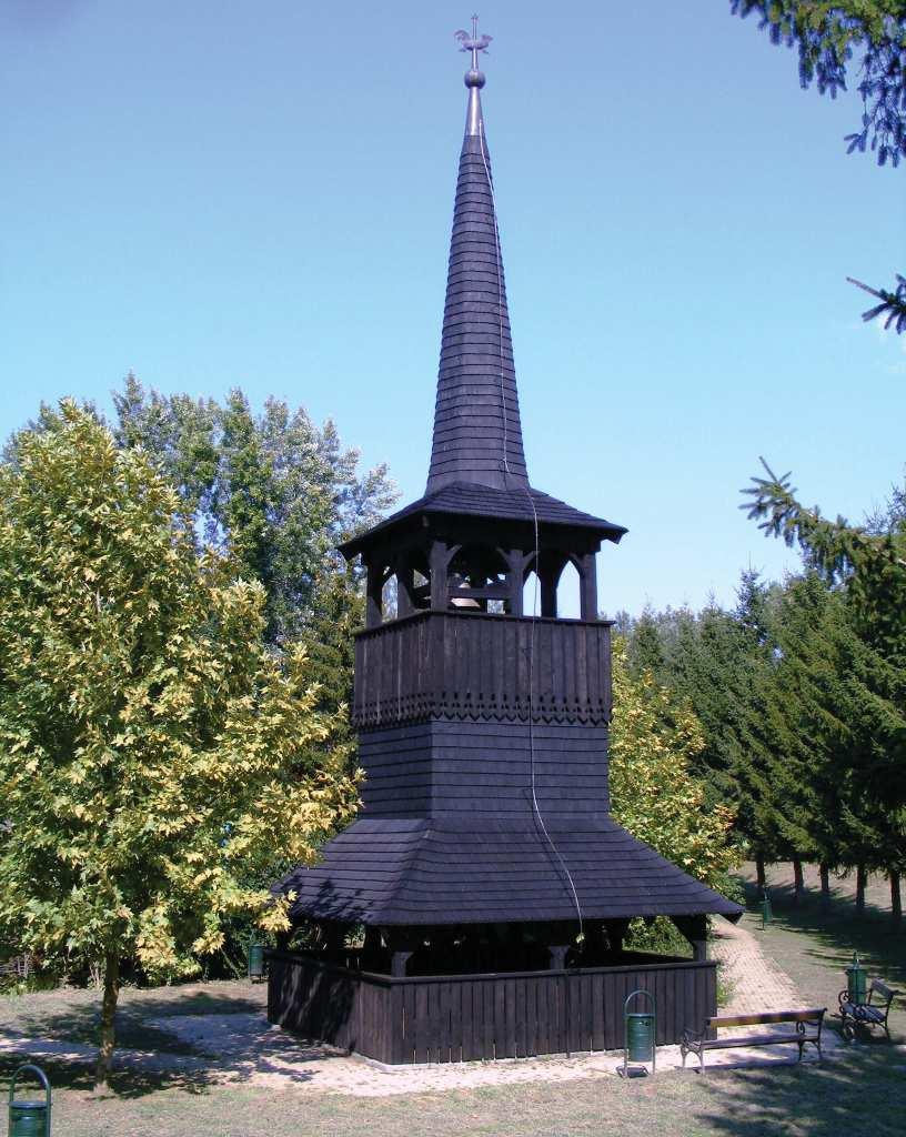 4. Fa harangtorony A szemet gyönyörködtetõ építményt a falu legmagasabb pontján, a hídfőnél, parkosított környezetben, a Tisza-töltés mellett, 2011-ben eredeti dokumentumok, fotók, felmérési vázlatok