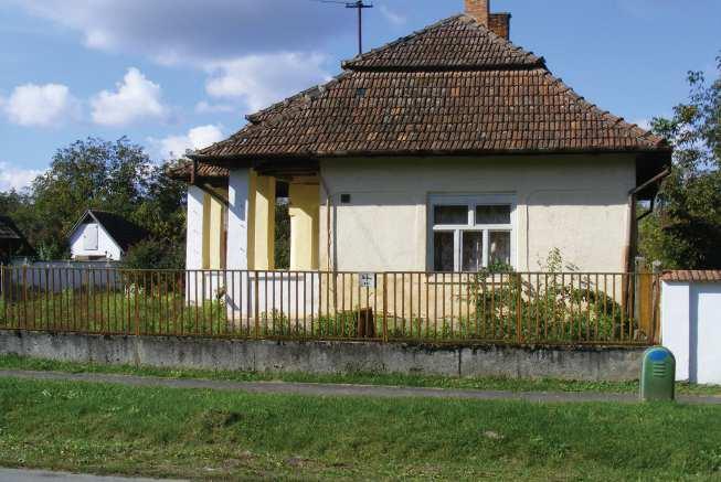 6. Népi lakóházak A háromhelyiséges, szoba-konyha-kamra, szoba-pitvar/kéményalja-kamra, szoba-konyha-szoba beosztású.
