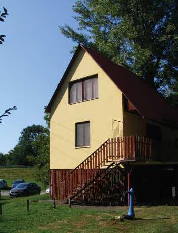 össze.