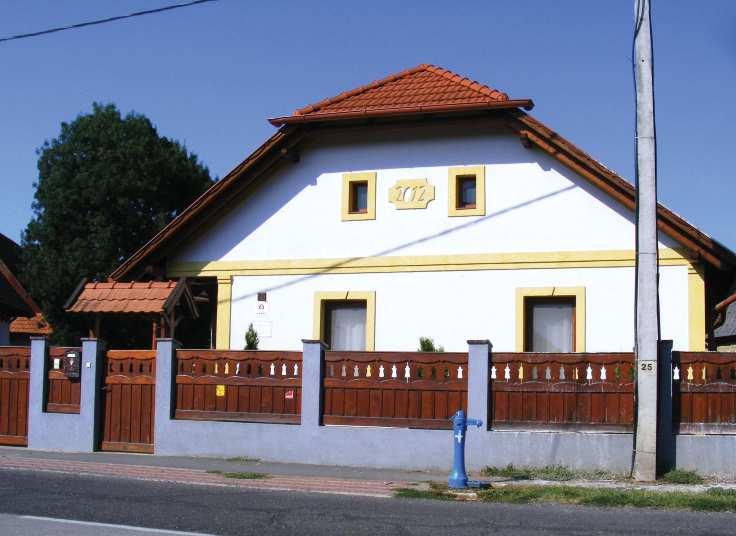 6 JÓ PÉLDÁK: ÉPÜLETEK, ÉPÍTÉSZETI RÉSZLETEK épületek, építészeti részletek (ajtók, ablakok, tornácok, anyaghasználat, színek, homlokzatképzés), kerítések, kertek, zöldfelületek kialakítása Ahhoz,