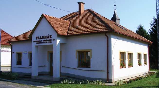 utcán sétálva kovácsoltvas kapukkal