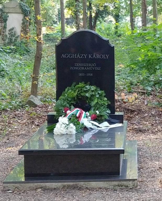 Aggházy Károly sírfelirata a sír fedlapján ( kezei és feje csodálatos muzikalitással vannak megáldva) Bár a sír már két éve elkészült, avatásával megvártuk a