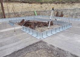 2,00 m 0,30 m 1,00 m 2 m mély munkagödör esetén a megtakarítható földkitermelés: 1,0 m 1,0 m 2,0 m = 2,0 m³/fm Föld kitermelése: 3 600 Ft/m³