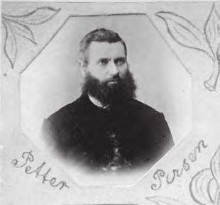 sártniid ja sáhtášedje lohkamiidda/čoakkalmasaide searvat. Okta dain gii oahpai sámegiela, lei sárdnideaddji Petter Bakkejord (1852-1925).