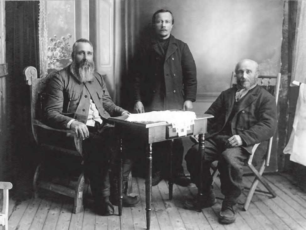 Ivgu-suorgi Birrasiid 1900 jahkečuođi molsumis badjánedje muhtun vuostelasvuođat Ivgu-sárdnideaddji Erik Johnsena ja Vuosttašriegádeaddji sárdnideddjiid gaskkas maid Peder Olsen Fjelldal jođihii.