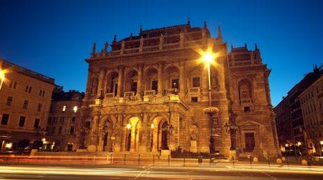 júniusi bezáráskor 6 néző befogadására volt képes, méretével a felső középkategóriás operaházak között foglal helyet.