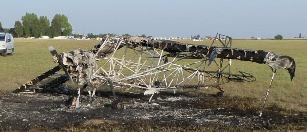 2. Elemzés 2.1. Repülőgép tűz vizsgálata: A Vb a helyszíni szemle során a repülőgépet kiégett állapotban találta (4. és 14.