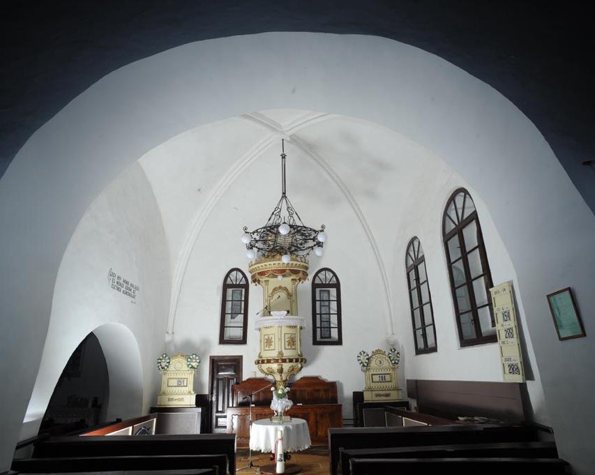 A templom nyugati homlokzatát uraló tornya három szintes, a hajó téglalap alaprajzú, amelyhez négyzet alapú szentély csatlakozik, ehhez északról sekrestye kapcsolódik.
