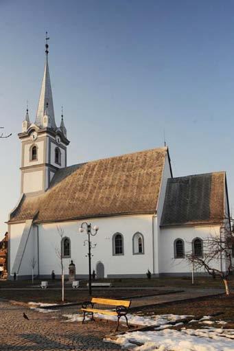 A templombelsőben a hajó félköríves diadalívvel kapcsolódik a szentélyhez. A hajó nyugati részén nagyméretű karzat hordja az 1853-ban készült orgonát.