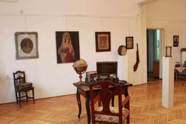 Ferenc Gimnázium diákjai választották és emelték ki a múzeum raktárból, hogy e csodás műtárgyak ismét, illetve először láthatóak legyenek a nagyközönség számára.