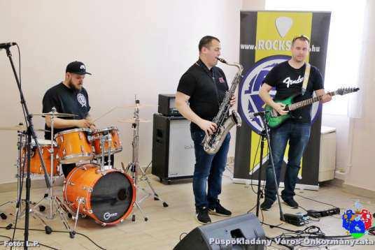 DEBRECENI ROCK SULI ZENEKARA AZ IFIBEN 2018. április 1Ő-én a Debreceni Rock suli zenekara látogatott el az Ifjúsági Házba.