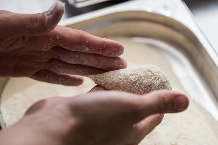 Ropogós borjúbríz csicsókával és tárkonnyal: 400 g borjúbríz főzőlé 1 csirkealaplé 20 g kakukkfű 5 g friss babérlevél 10 g fekete bors 1 egész fokhagyma 4 db salottahagyma 5 g tárkony 200 g csicsóka