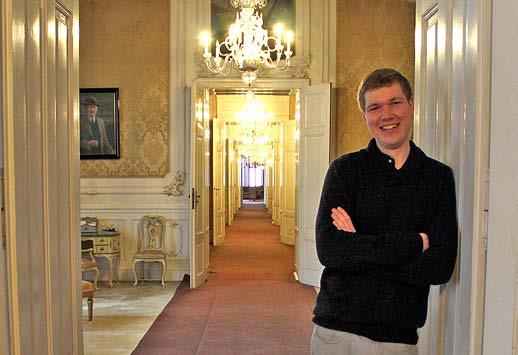 ročník XXII. (XXIX.) číslo 4 strana 2 O počenský zámek má nového kastelána V lednu tohoto roku nastoupil na opočenský zámek nový, v pořadí teprve čtvrtý kastelán. Je jím šestadvacetiletý Mgr.