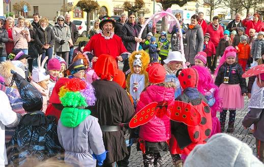 ročník XXII. (XXIX.) číslo 4 strana 8 JAK ŠKOLKA SLAVILA MASOPUST připravit Alanovi oslavu narozenin.