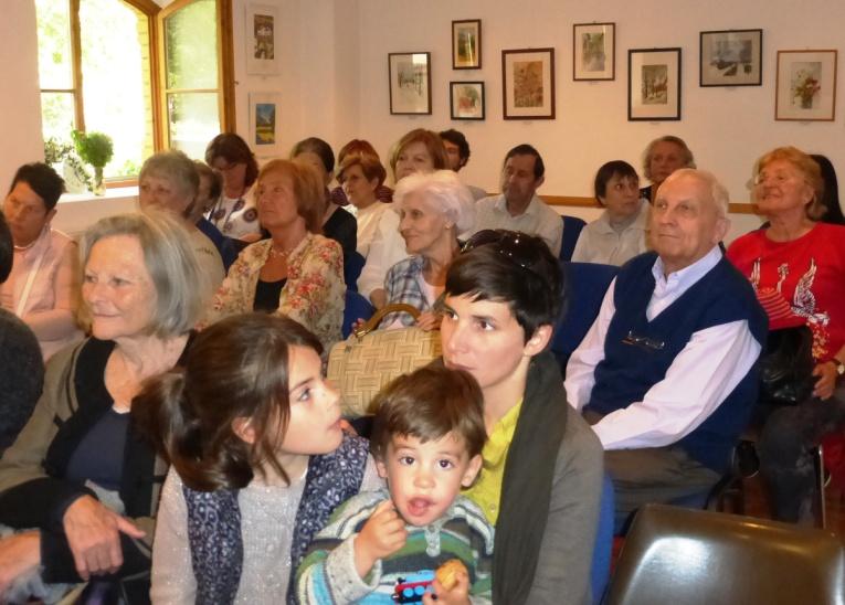 Amire büszkék lehetünk, az, hogy olyan csoportos kiállításokat is rendeztünk, amelyekkel hátrányos helyzetű csoportokat segítettünk.
