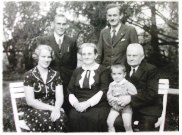 Matrikula 32 Martini Varga Berta, Rédei Károly II.-né, Rédei Károly I.-né, Schuster Katalin, Rédei Károly I. ölében Rédei Géza unokája, hátul állnak Rédei Károly I. és Rédei Pál Béla. 1938. k.