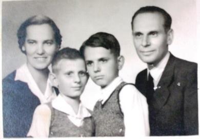 Matrikula 34 akarták végezni, de Hitler vagy a pápa közbenjárására végül megúszták vagyonelkobzással (szüleimnek nem volt vagyona) és kiutasítással, családostul.