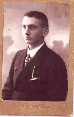 Matrikula 36 Rédey Sándor II. érettségi képe. 1928. Jogtudományi doktorátust szerzett a szegedi Tudományegyetem Jog és Államtudományi Karán, a diploma kelte: 1934. december 15.