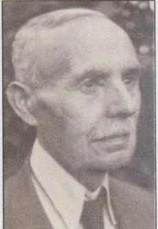 1940-ben nyugdíjazásakor Horthy Miklós kormányzó a közélet terén szerzett érdemei elismeréséül a magyar királyi kormánytanácsosi címet adományozta neki.
