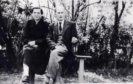 Matrikula 66 D4. Benkó Berta, Ida. (*Alsó-Sáp, 1891. augusztus 8.- Budapest,1974. augusztus 4. Kispesti új temető. Θ Szuchovszky Pál I (*Vác-kisújfalu,1883. július 18.- Etyek, 1984.) gazdatiszt.