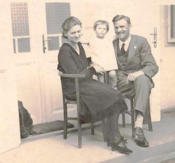 ) evangélikus kántor tanító Váckisújfalun és Nagy Anna (- 1932. k. Budapest). Szuchovszky Béla I. másik fia, Bertalan öccse, Szuchovszky Béla II.