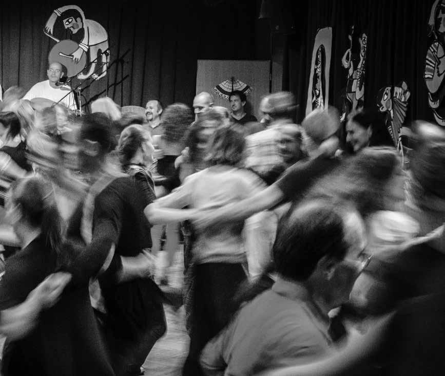 május 23. csütörtök 19.00-01.00 június 13. csütörtök 19.00-01.00 GUZSALYAS MOLDVAI ÉS GYIMESI TÁNCHÁZ 30 ÉVES A GUZSALYAS CSÁNGÓ TÁNCHÁZ Ha húzza e szüve s taszítja e mája akkor legyen ott minden csütörtökön.
