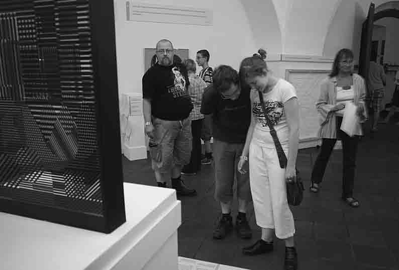 TÓTH ANNA Zebra Interaktív Tér a Vasarely Múzeumben Egy padlófelirat olvasói pedig laminált lapok helyett padlómatricák kerültek.