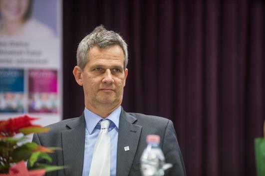rendkívül nagy hangsúlyt fektet arra, hogy elismerje az egészségügyben tevékenykedő kollégák legjobbjait.