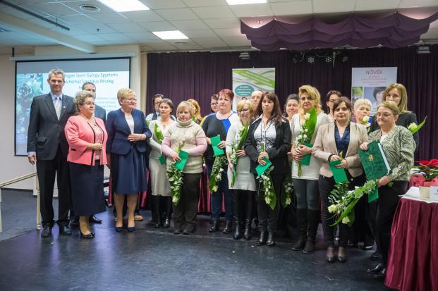 időt töltenek együtt. Nagy hangsúlyt fektetnek a szervezett oktatásra, a szakápolóképzés, a főiskolai oktatás és az MSc szintű APN képzés elméleti és gyakorlati területén.
