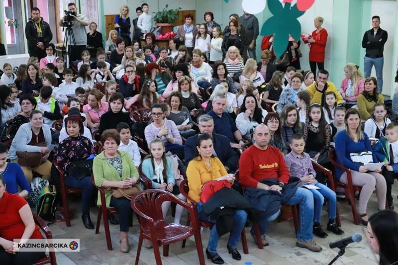 Fotók: Kovács Loretta Az ünnepélyes megnyitó az intézmény pedagógusa, Bulláné Farkas Beáta és