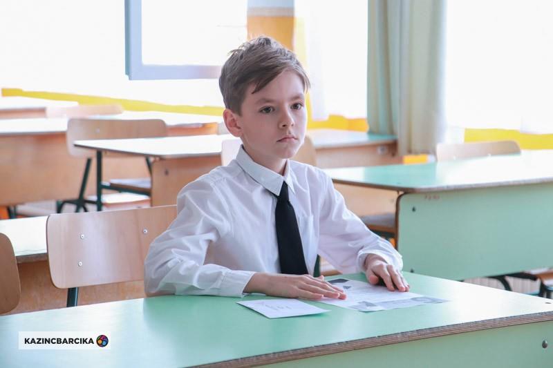 résztvevőket, aki, hogy oldja a gyerekekben a feszültséget, maga is elszavalt egy