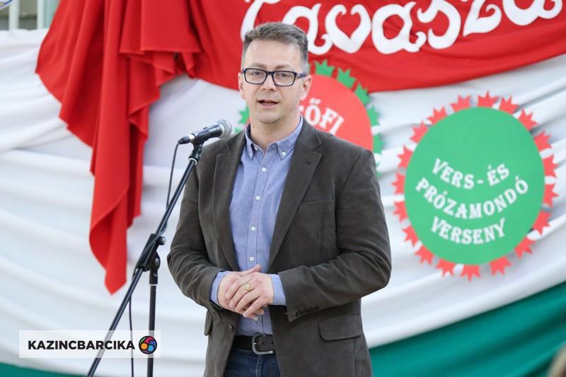 Fotón: Klimon István Kazincbarcika alpolgármestere Ezt követően Kondorné Sztojka Ágnes, a Pollack Mihály Általános Iskola