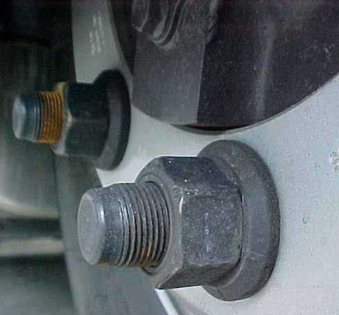 5 x 9.00 acél kerék 14 mm tárcsavastagsággal és hagyományos 2 részes peremes M22 x 1.5 anya esetén a tőcsavar túlnyúlása 1x 22 + 1x 14 + 27 + 3 = 66 mm 11.a.iii.