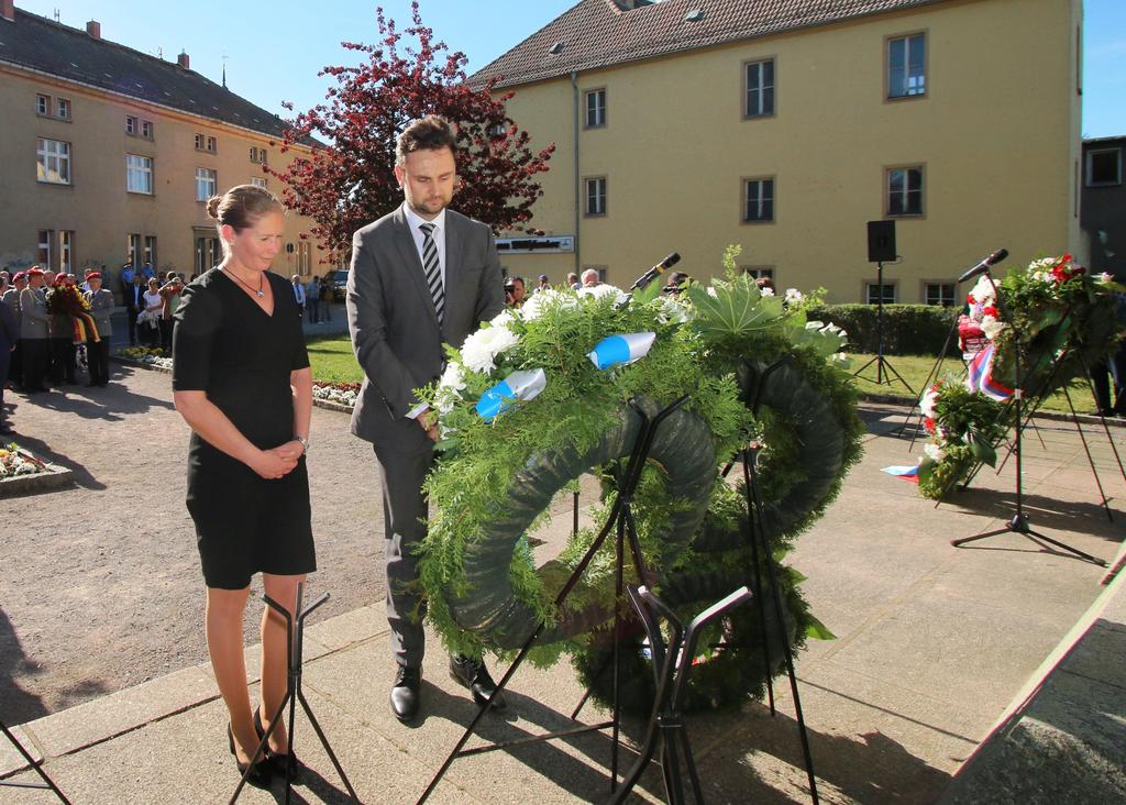 3 Landrat Kranzniederlegung Gemeinsam mit der Torgauer Oberbürgermeisterin Romina Barth legte der 2.