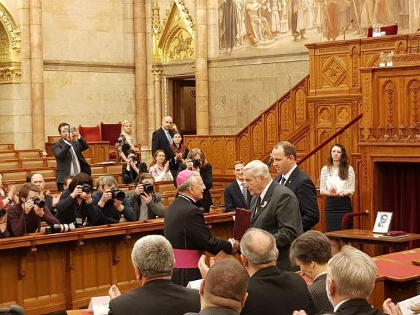 Az ünnepségen Esterházy-emlékplakettet adtak át Marek Jędraszewski krakkói érseknek és Paulisz Boldizsárnak, aki zoboralji családi birtokán létrehozott egy emlékparkot, a hűség keresztútját,