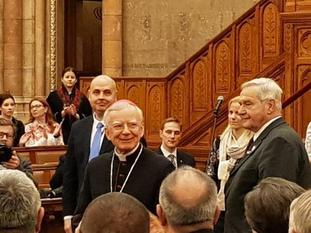 Az újratemetés ünnepi szentmiséjét Jędraszewski érsek mutatta be.